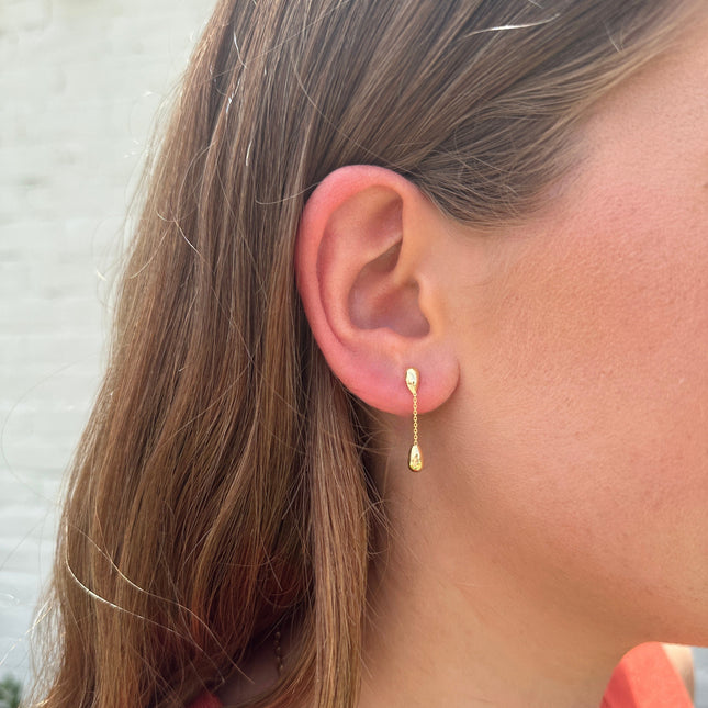 Lindsey Leigh Jewelry Gold Drop Chain Earrings Lifestyle 3