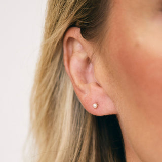 Pearl Flatback Stud 
