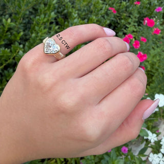 RIBBED SIGNET HEART
