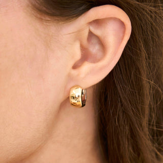 Reversible Thick Gold Huggies Lifestyle 1
