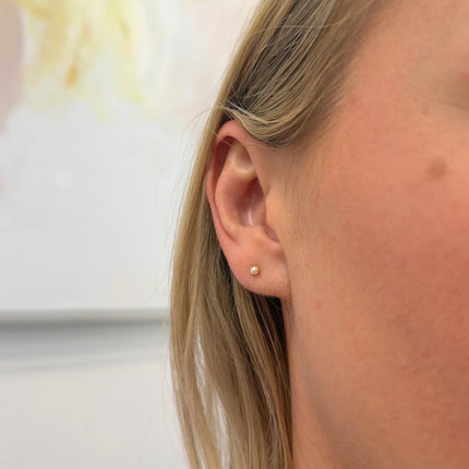 Single Pearl Flatback Stud LS